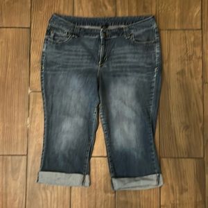 WOMEN’S PLUS SIZE CUFFED CAPRIS : SIZE 20